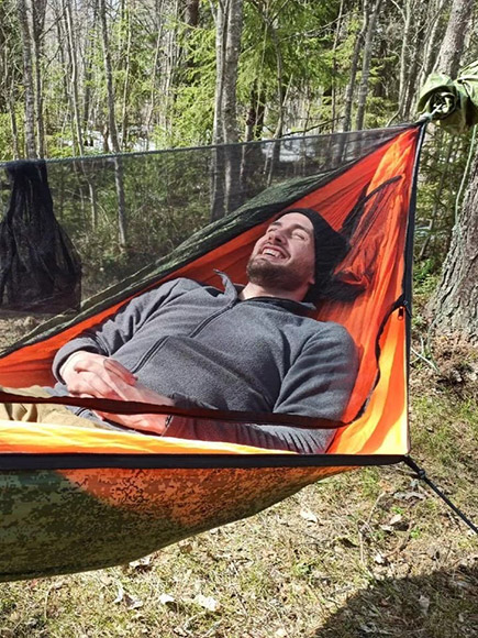 Отдых в туристическом гамаке