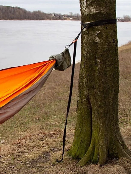 Фиксация туристического гамака на дереве